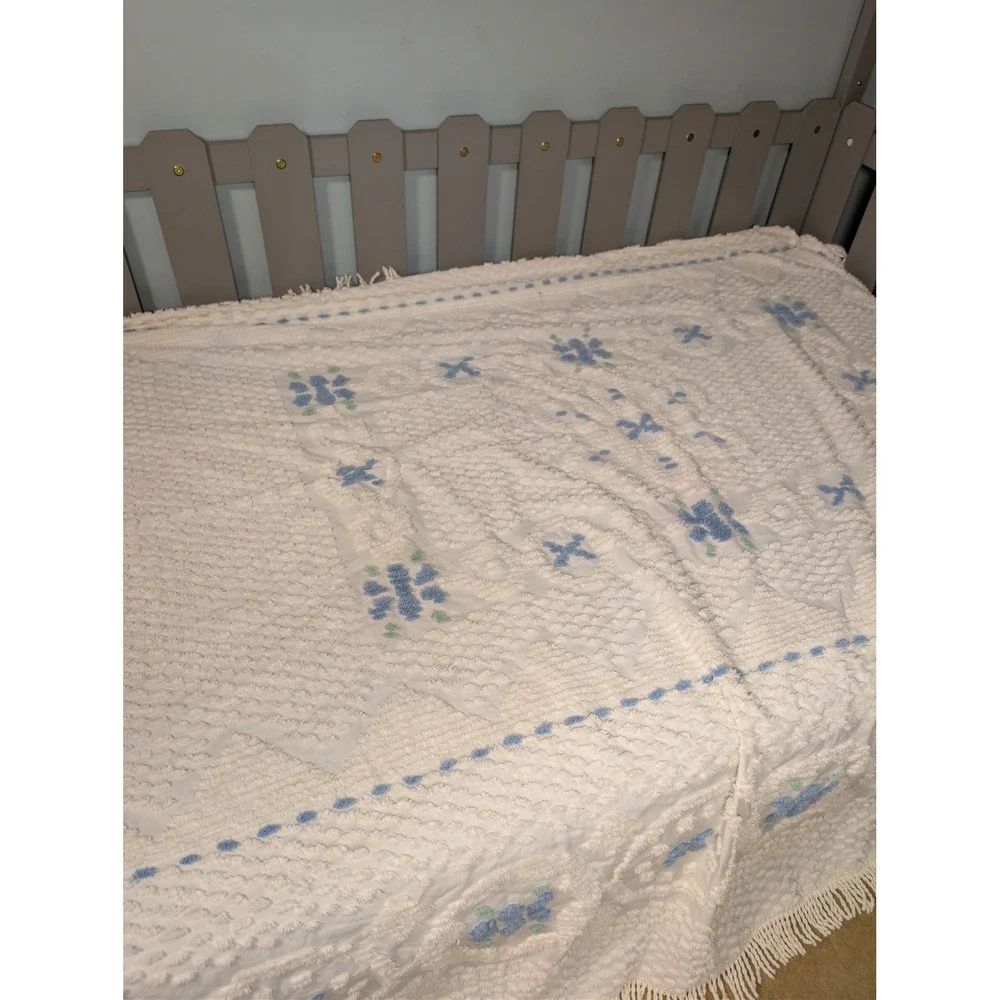 Vtg White Blue Floral Cotton Chenille Throw‎ Blanket Fringe Made USA Americana